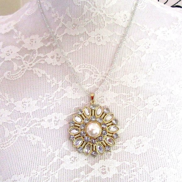 Pearl & rhinestone snowflake pendant necklace - Picture 3 of 9